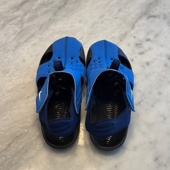 Nike Blue and Black Sandals with Closed Toe Design - Picture 3 of 4